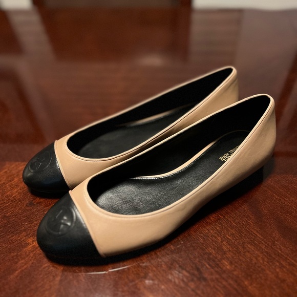 NEW! Michael Kors Dylyn Leather Ballet Flats - Picture 2 of 8